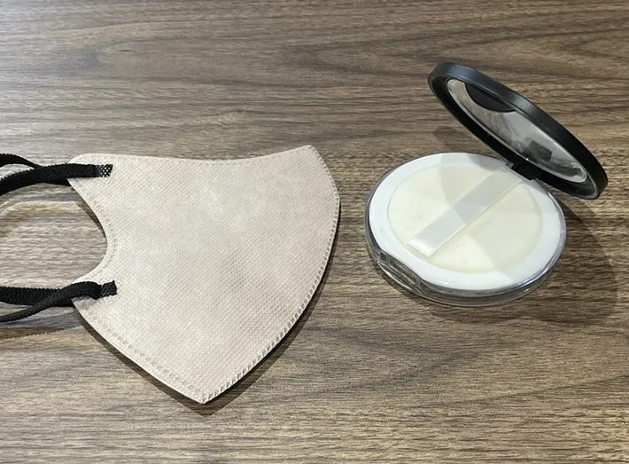 マスクとフェイスパウダーの写真（撮影：grapeライフハック編集部）