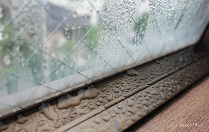 『冬の窓の結露』の写真