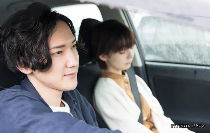 『ドライブをするカップル』の写真