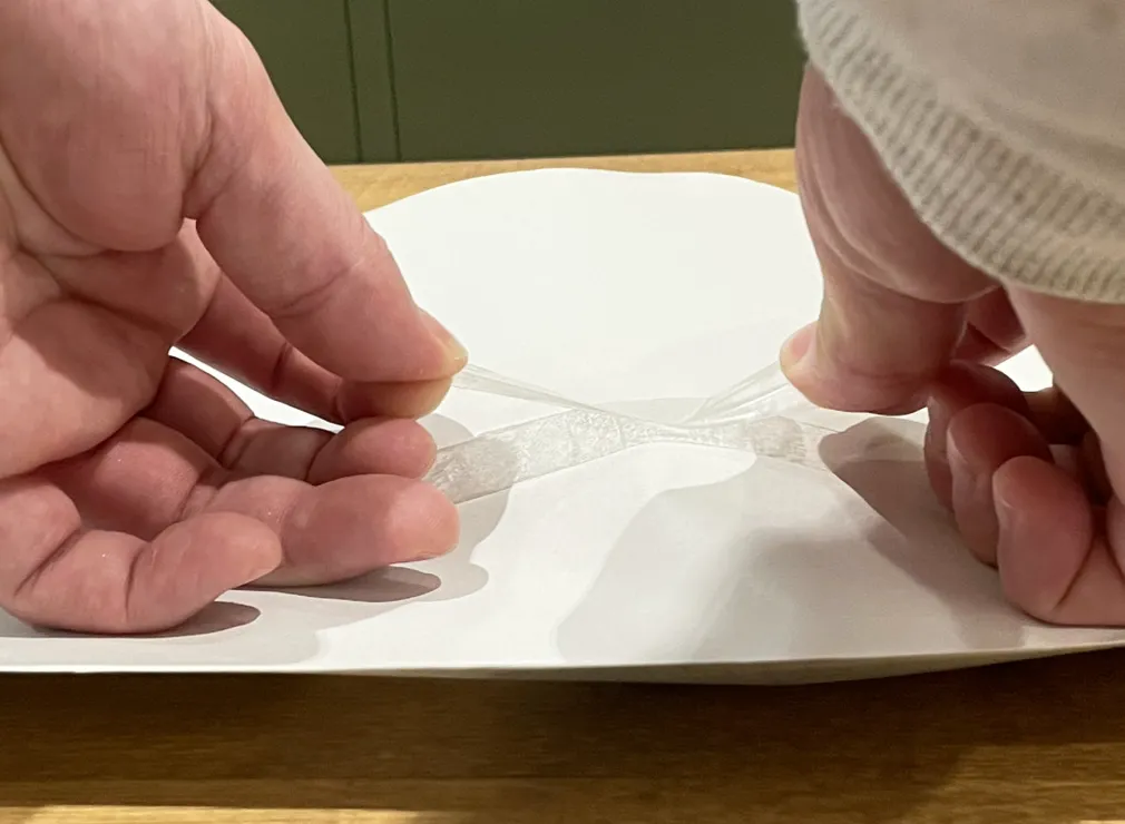 セロハンテープを引っ張る写真（撮影：grapeライフハック編集部）