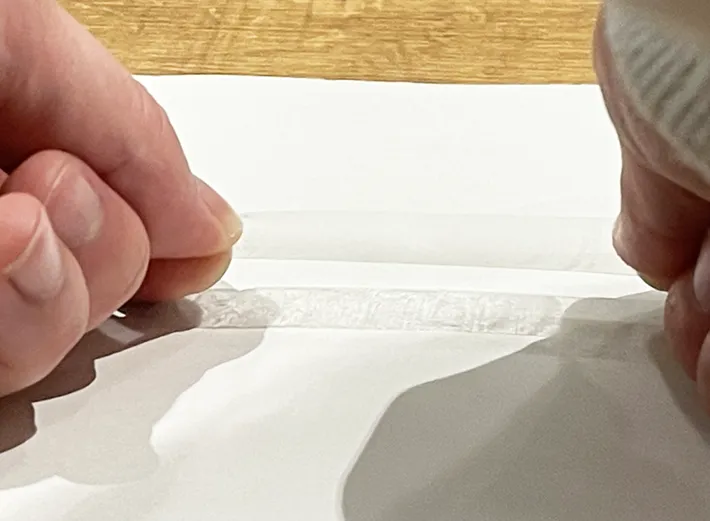 セロハンテープが紙から剥がれる写真（撮影：grapeライフハック編集部）