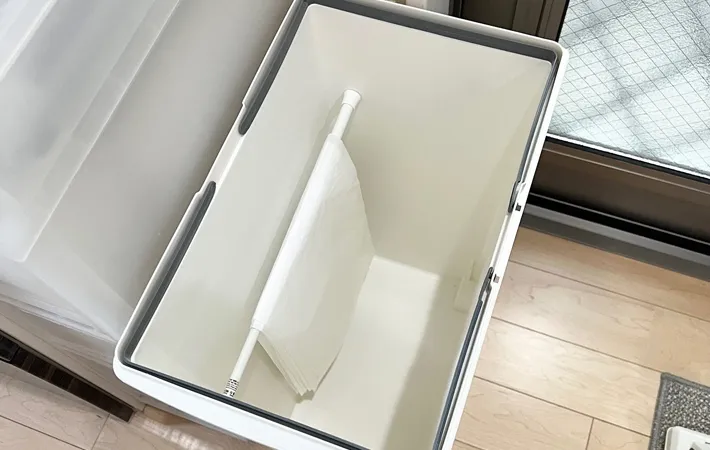 『突っ張り棒でゴミ袋収納をする方法』の写真（撮影：Classy Life）