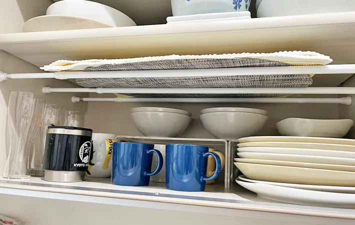 『突っ張り棒でランチョンマット収納をする方法』の写真（撮影：Classy Life）