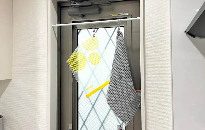 『突っ張り棒でキッチングッズを乾燥する方法』の写真（撮影：Classy Life）