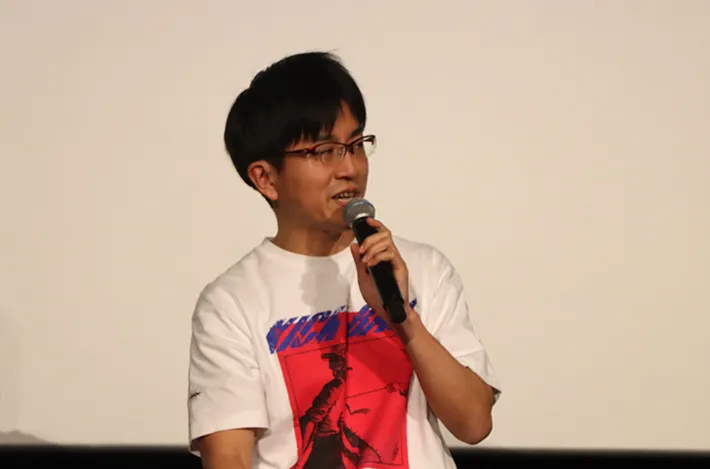 作品の魅力を語る吉原達矢監督の写真（撮影：grapeマンガ編集部）