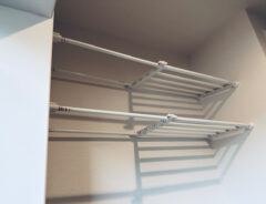 つっぱり棒は便利だけど「上に荷物が置きにくい…」 一瞬でフラットな収納スペースが完成する『山崎実業』の人気商品がこちら!