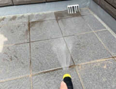 「大掃除の時にあればよかった…」　ベランダや玄関の掃除を圧倒的にラクにしてくれた“あるアイテム”とは？
