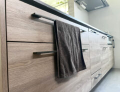 イライラする『キッチンタオルの巻き込み問題』　これを引き出しにつけるだけで…？「やっぱ山崎実業は天才だわ」