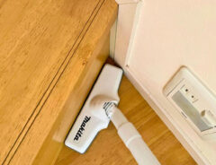 「圧倒的にラクになった!」「使ってみれば分かる」 面倒な階段掃除、『激落ちくん』の“アレ”を使えば…?