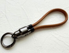 「これ買ってから激変！」「うっかりミスがなくなった」このレザー調のストラップ、どう便利なのかというと…