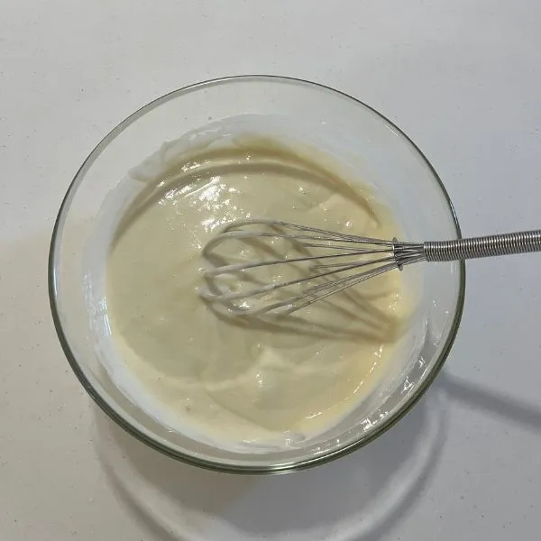 ホットケーキミックスとホエーを混ぜ合わせている写真（撮影：grape編集部）