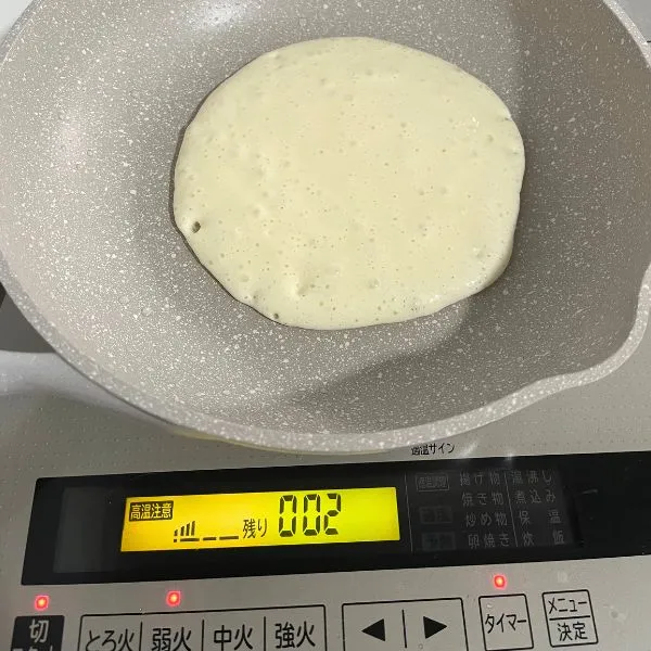 フライパンにホットケーキの生地を流し入れた写真（撮影：grape編集部）