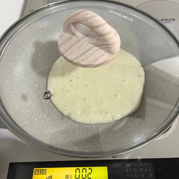 フライパンにフタをしている写真（撮影：grape編集部）