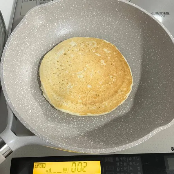 ひっくり返したホットケーキの写真（撮影：grape編集部）