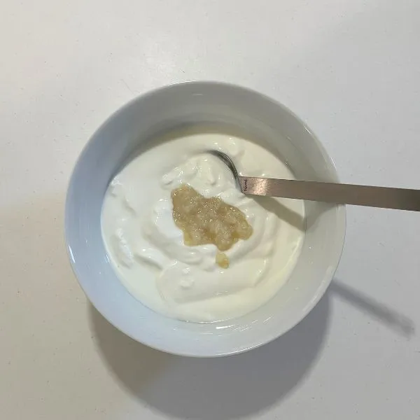 ヨーグルトに塩麹を加えて混ぜる写真（撮影：grape編集部）