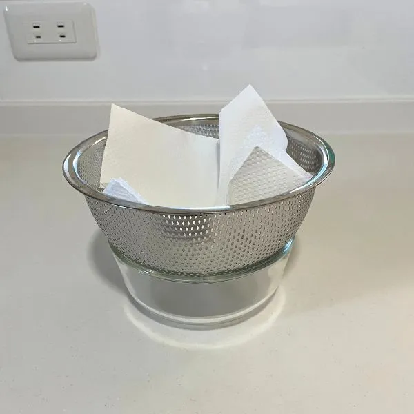 ボウルとザルとキッチンペーパーをセットした写真（撮影：grape編集部）