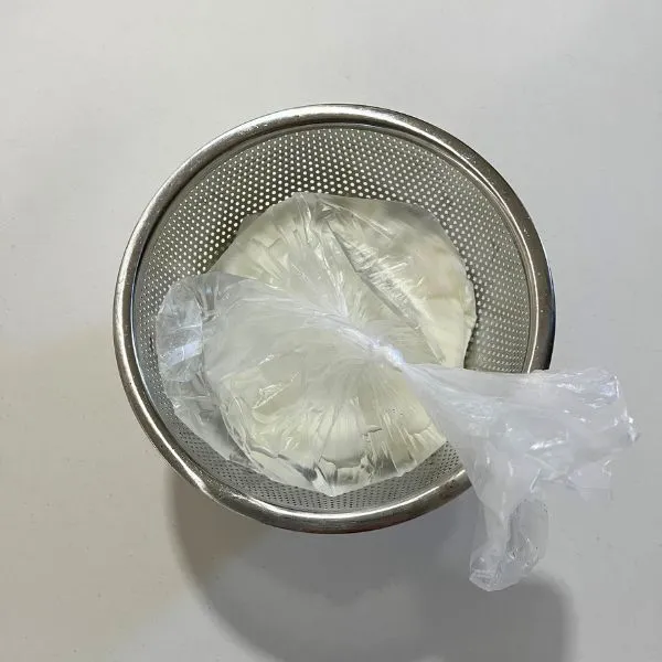 ヨーグルトに重しをした写真（撮影：grape編集部）