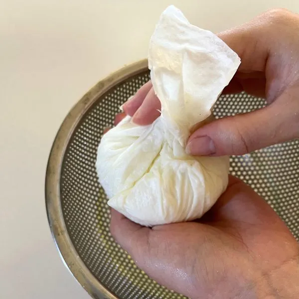 水きりヨーグルトの形を整える写真（撮影：grape編集部）