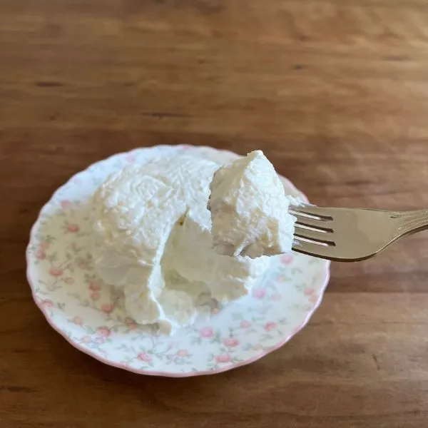 クリームチーズ風をフォークですくっている写真（撮影：grape編集部）
