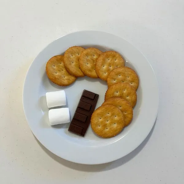クラッカーとマシュマロと板チョコレートの写真（撮影：grape編集部）