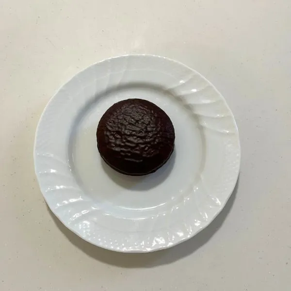 皿にのせたチョコパイの写真（撮影：grape編集部）