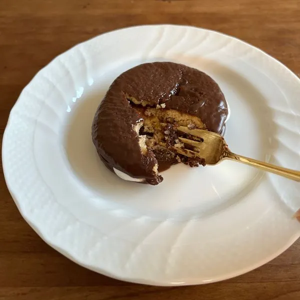 チョコパイをフォークで割る写真（撮影：grape編集部）