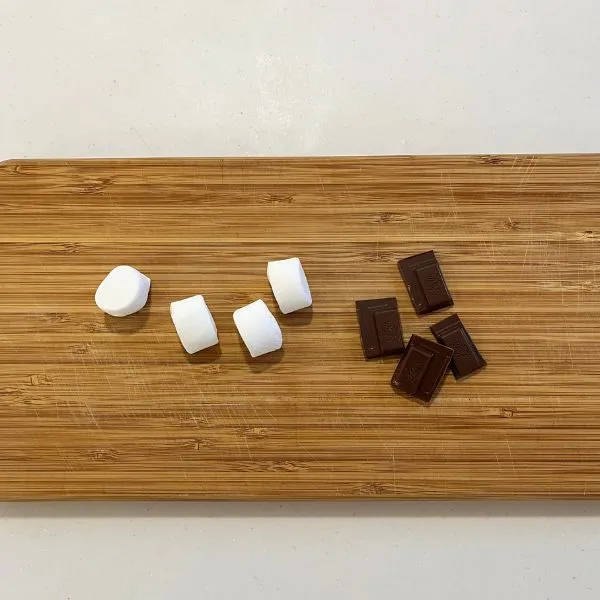 マシュマロと板チョコレートを小さく切り分けた写真（撮影：grape編集部）
