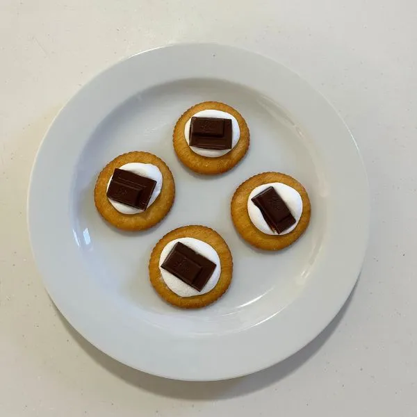 マシュマロクラッカーの上に板チョコレートの乗せた写真（撮影：grape編集部）