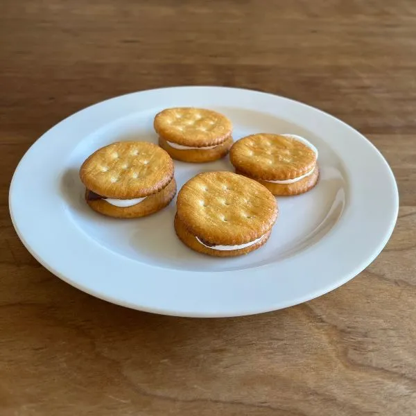 さらに上にクラッカーを載せてサンドした写真（撮影：grape編集部）