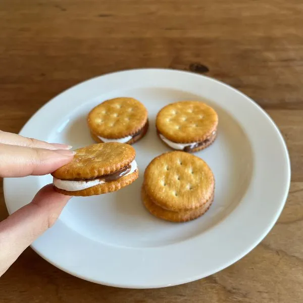 マシュマロとチョコレートがクラッカーでサンドされている写真（撮影：grape編集部）