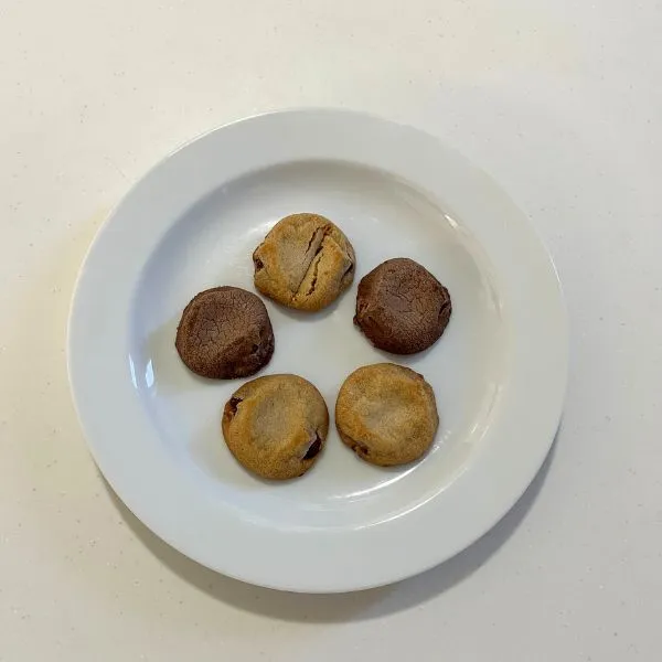 皿にのせたカントリーマアムの写真（撮影：grape編集部）