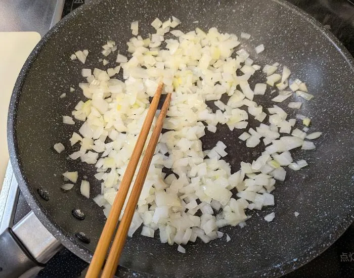 みじん切りのタマネギを炒めている写真（撮影：grape編集部）