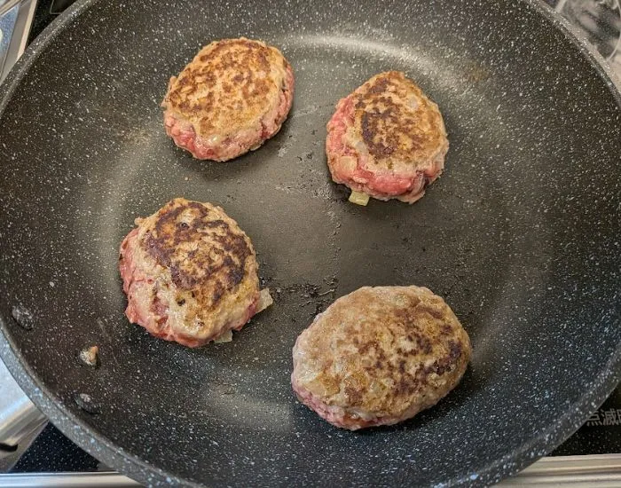 フライパンでハンバーグを焼く写真（撮影：grape編集部）