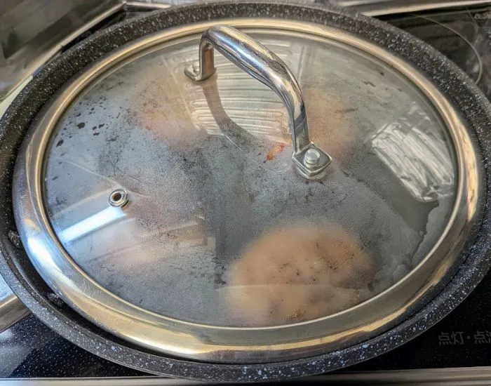 フライパンに蓋をして蒸し焼きにする写真（撮影：grape編集部）
