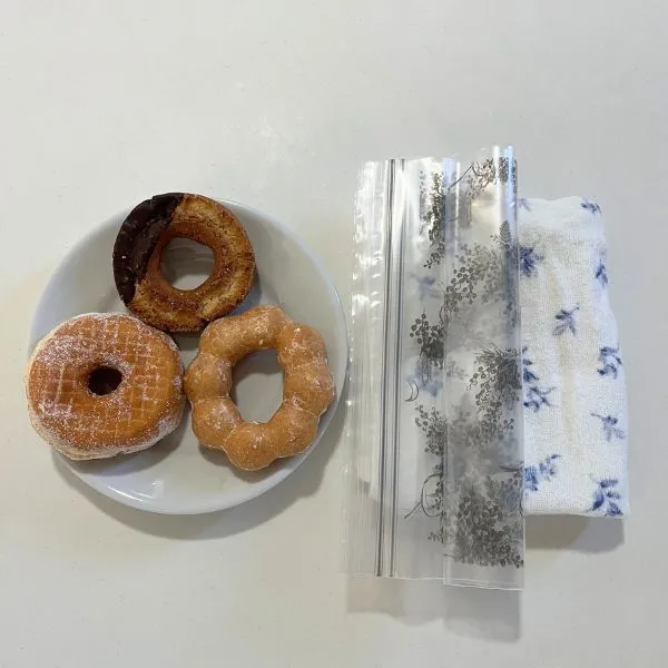 ドーナツと保存袋とタオル（撮影：grape編集部）