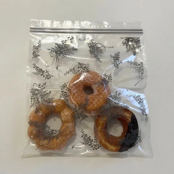 保存袋にドーナツを入れた様子（撮影：grape編集部）
