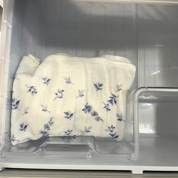 タオルで包んだドーナツを冷蔵庫に入れている様子（撮影：grape編集部）