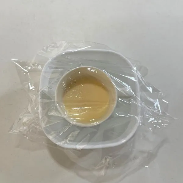 マグカップにラップをかけた写真（撮影：grape編集部）