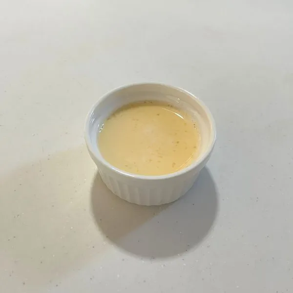 型にプリン液を注いだ写真（撮影：grape編集部）