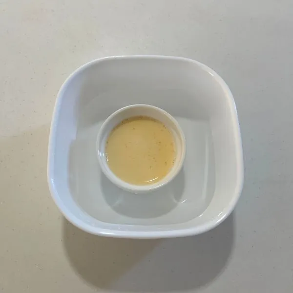 水を張った耐熱容器に型を入れた写真（撮影：grape編集部）