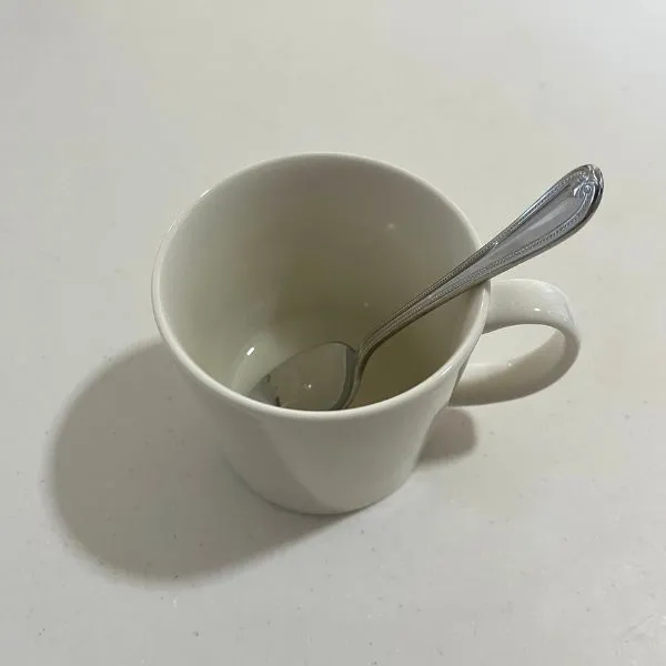 マグカップに入れた砂糖と水を混ぜる写真（撮影：grape編集部）