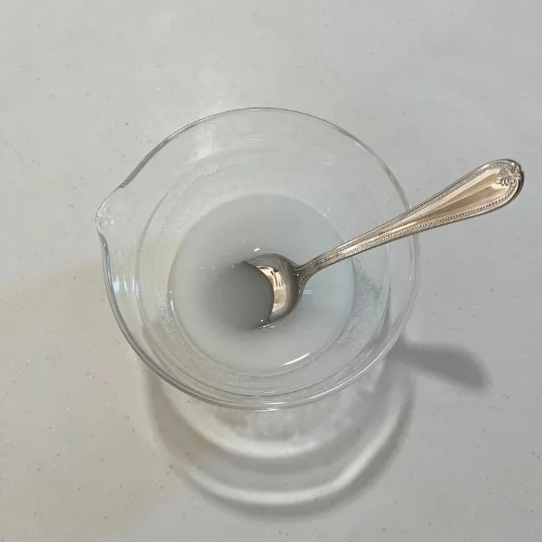 砂糖と水を混ぜた写真（撮影：grape編集部）