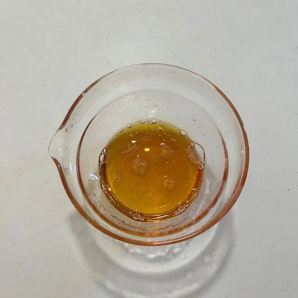 あめ色になったカラメル液の写真（撮影：grape編集部）