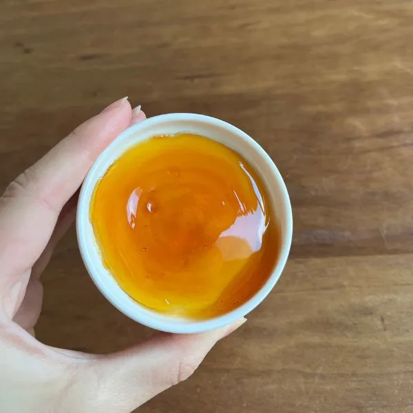 表面にカラメル液を広げた写真（撮影：grape編集部）