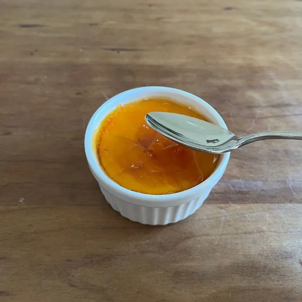 パリパリプリンとスプーンの写真（撮影：grape編集部）