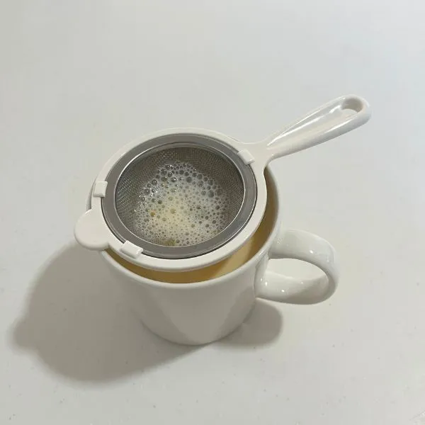 マグカップに茶こしを当てた写真（撮影：grape編集部）