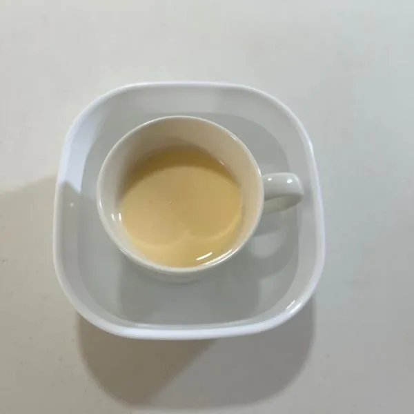 水を入れた耐熱容器にマグカップを置いた写真（撮影：grape編集部）