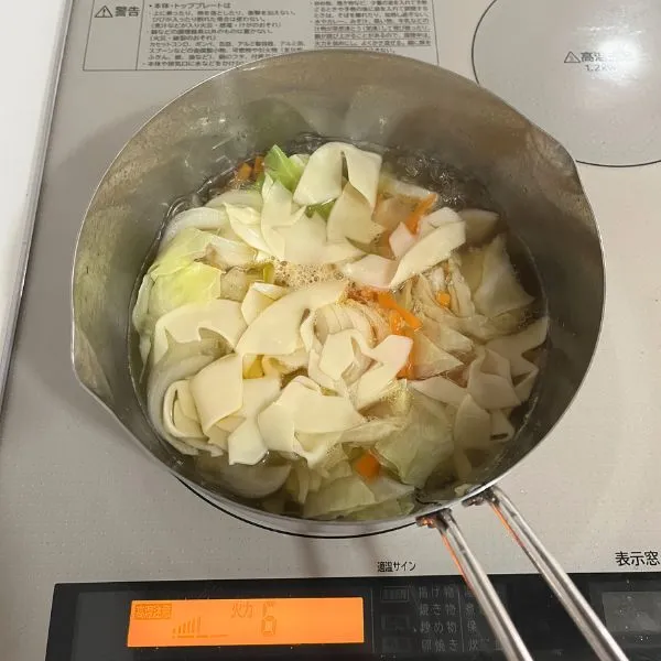 鍋に材料を入れた写真（撮影：grape編集部）