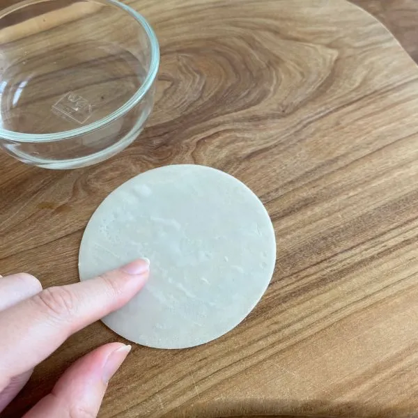 餃子の皮に水を塗る写真（撮影：grape編集部）