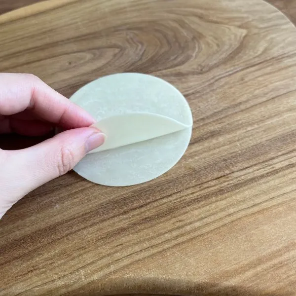 2枚の餃子の皮を貼り合わせる写真（撮影：grape編集部）